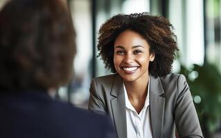 ai generativ lächelnd afrikanisch weiblich Std Arbeitgeber interviewen männlich Job Antragsteller fragen Fragen schwarz Werber aufmerksam Hören zu Sucher gut zuerst Eindruck Mensch Ressourcen Verwaltung foto