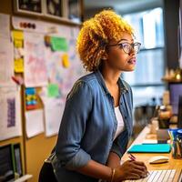 ai generativ lächelnd jung afrikanisch amerikanisch Geschäftsfrau Schüler Lehrer Trainer Schreiben kreativ Ideen auf klebrig Post es Anmerkungen auf Glas Gedränge Tafel Mauer Arbeiten auf Projekt Strategie planen im modern cor foto