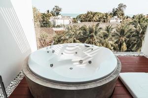 Whirlpool-Badewanne auf dem Balkon foto