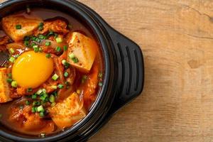 Kimchi Jjigae oder Kimchi-Suppe mit Tofu und Ei oder koreanischer Kimchi-Eintopf foto