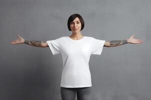 ai generativ jung komisch Frau tragen Weiß T-Shirt gedehnt Hände fühlt sich verwirrt Pose isoliert auf grau Mauer Mädchen sich vorstellen Alternativen wiegt Profis und Nachteile wählen machen nicht einfach schwierig d foto