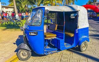 puerto escondido Oaxaca Mexiko 2023 Blau Tuk Tuk Weiß Tuktuks Rikscha im Mexiko. foto