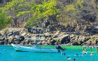 puerto escondido Oaxaca Mexiko 2023 Boote Hafen Yacht Strand Menschen puerto angelito puerto escondido Mexiko. foto