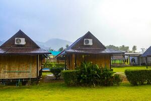 hölzern Bambus Hütten im natürlich tropisch Urwald Resort Krabi Thailand. foto