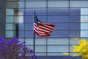 USA vereinigt Zustände amerikanisch Flagge im Vorderseite von Wolkenkratzer im Mexiko. foto