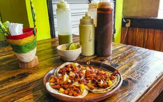 Mexikaner Tacos mit Limette heiß Soße Ananas und Zwiebeln Mexiko. foto
