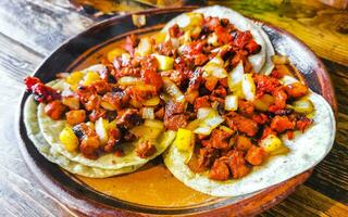 Mexikaner Tacos mit Limette heiß Soße Ananas und Zwiebeln Mexiko. foto
