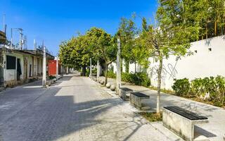 typische fußgängerstraße stadtbild wandmalereien playa del carmen mexiko. foto