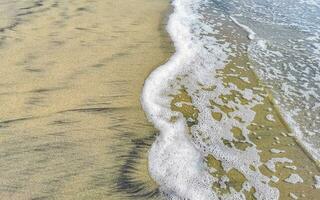 nass Strand Sand Wasser und Wellen Textur und Muster im Mexiko. foto