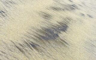 nass Strand Sand Wasser und Wellen Textur und Muster im Mexiko. foto