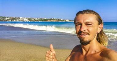 Selfie mit Felsen Klippen Aussicht Wellen Strand puerto escondido Mexiko. foto