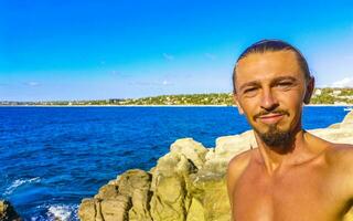 Selfie mit Felsen Klippen Aussicht Wellen Strand puerto escondido Mexiko. foto