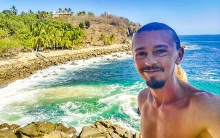 Selfie mit Felsen Klippen Aussicht Wellen Strand puerto escondido Mexiko. foto