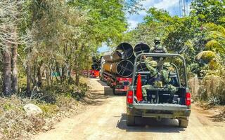 playa del carmen Quintana roo Mexiko 2023 Mexikaner Militär- und Lastwagen im das Urwald im Mexiko. foto