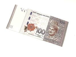 isoliert Weiß Foto von einer Stück von 100 ringgit malaysisch Bank Anmerkungen