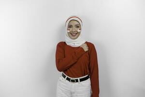 schön asiatisch Frau tragen rot oben und Weiß Hijab geben Gruß feiern indonesisch Unabhängigkeit Tag auf August 17 isoliert Über Weiß Hintergrund foto