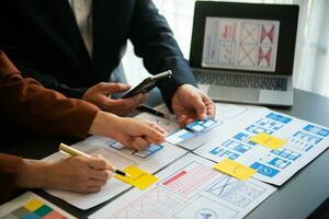 asiatisch Geschäftsmann und Frau Menschen Treffen im Büro. Mitarbeiter Brainstorming und Arbeit wie Team, planen und diskutieren Projekt durch Punkt auf Papier foto