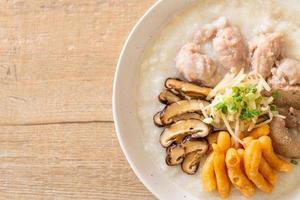 Congee oder Porridge mit Schweinefleisch foto