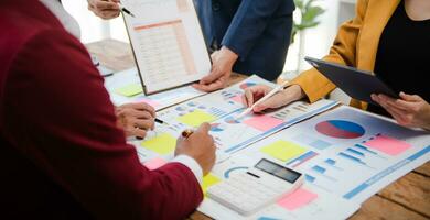 Geschäft Mannschaft Zusammenarbeit diskutieren Arbeiten Analysieren mit finanziell Daten und Marketing Wachstum Bericht Graph im Team, Präsentation und Digital Tablette, Laptop im Büro foto