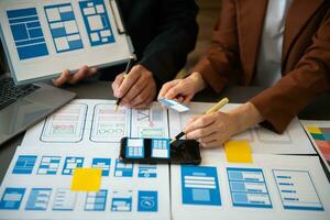 asiatisch Geschäftsmann und Frau Menschen Treffen im Büro. Mitarbeiter Brainstorming und Arbeit wie Team, planen und diskutieren Projekt durch Punkt auf Papier foto