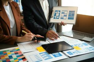 asiatisch Geschäftsmann und Frau Menschen Treffen im Büro. Mitarbeiter Brainstorming und Arbeit wie Team, planen und diskutieren Projekt durch Punkt auf Papier foto