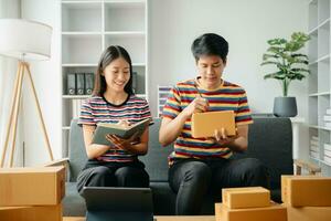 jung asiatisch Mann und Frau beim Büro von ihr Geschäft online einkaufen.in Zuhause Büro foto