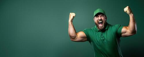 amerikanisch Fußball Ventilator feiern ein Sieg auf Grün Hintergrund mit leeren Raum zum Text foto