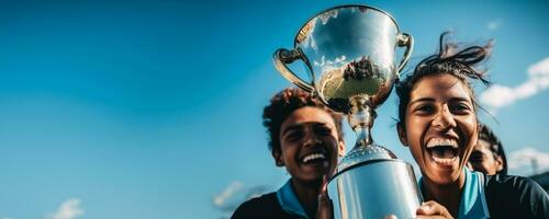 Kricket Mannschaft Jubel ein Sieg durch Heben das gewinnen Trophäe auf Blau Hintergrund mit leeren Raum zum Text foto