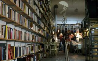 Lissabon, Portugal - - kann 13, 2023 - - Reihen von Buch im ein alt Buch Geschäft im Lissabon. foto