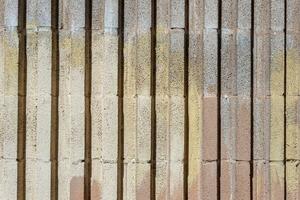 verwittert Zement Mauer mit Vertikale Linie Muster. Stadt Textur Hintergrund foto