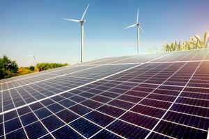 Solarenergie in Zuckerfarm und Windmühle oder Windkraftanlage foto