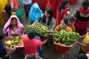 30 Oktober 2022, Kalkutta, Westen Bengalen, Indien. Feier von chhath Puja beim babu ghat durch Angebot Früchte zu Herr Sonne foto