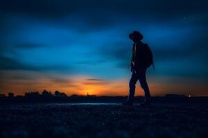 Silhouette von ein Mann mit ein Rucksack Stehen auf das Straße beim Sonnenuntergang ai generiert foto