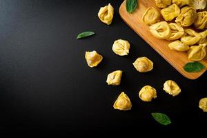 traditionelle italienische Tortellini-Pasta foto