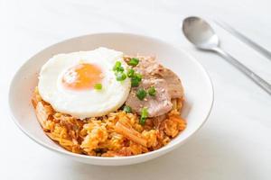 gebratener Kimchi-Reis mit Spiegelei und Schweinefleisch foto