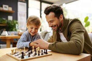 Papa und Kind spielen Schach foto