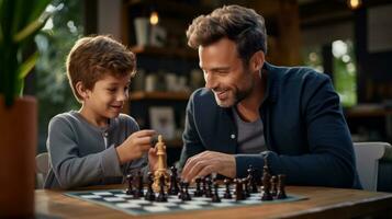 Papa und Kind spielen Schach foto