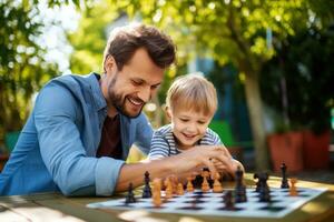 Papa und Kind spielen Schach foto