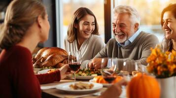 glücklich Familie beim das Erntedankfest Abendessen foto