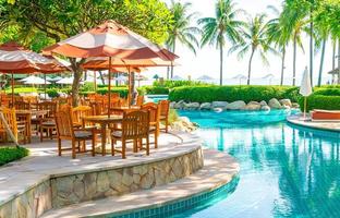 Sonnenschirm mit Stuhl und Tisch rund um den Pool