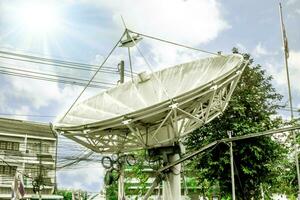 großartig Satellit Gericht beim Fernseher Bahnhof unter hell Blau Himmel und Sonne Fackel Hintergrund. foto