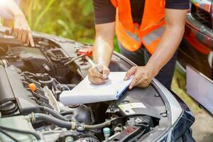 Nahansicht und Ernte Auto Reparatur Überprüfung Motor und Post ein aufführen von Instandsetzung gemäß zu Kunde Aufträge mit Sonne und Linse Fackel Hintergrund. foto