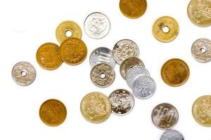 oben Aussicht und Ernte von Japan Yen Währung Münzen Verbreitung isolieren auf Weiß Hintergrund. foto