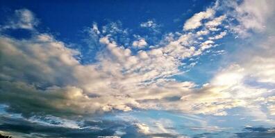 Nahansicht Hintergrund und Textur von hell Blau Himmel und Baumwolle Wolken mit Sonne Beleuchtung auf Nachmittag Sommer. foto