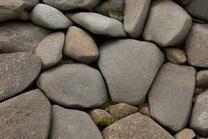 viele Größe von Felsen zusammengesetzt zu Stein Mauer Hintergrund foto