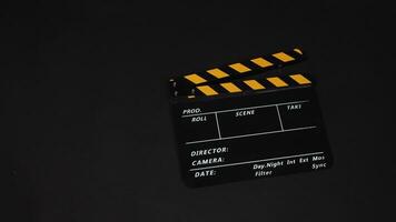Klappe oder Film Schiefer auf schwarz Hintergrund.it verwenden im Video Produktion und Film Industrie . foto