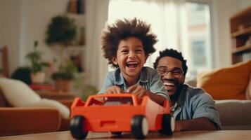 Vater und Sohn sind spielen beim Zuhause mit so tun als ob Auto im ein Box foto