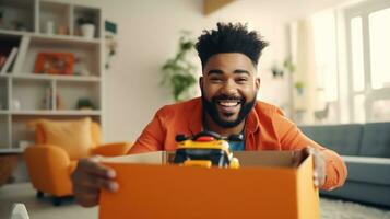 Vater und Sohn sind spielen beim Zuhause mit so tun als ob Auto im ein Box foto