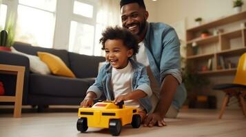 Vater und Sohn sind spielen beim Zuhause mit so tun als ob Auto im ein Box foto