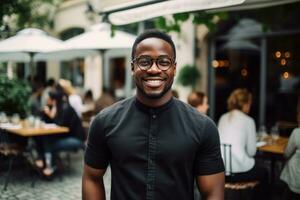 Afroamerikaner Geschäftsmann mit Brille im ein Straße Hintergrund foto